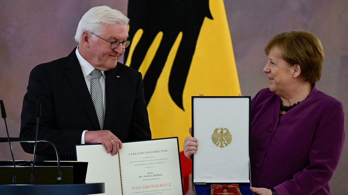 Merkelová dostala prestižní řád. Kritici jí nemohou zapomenout příklon k Rusku